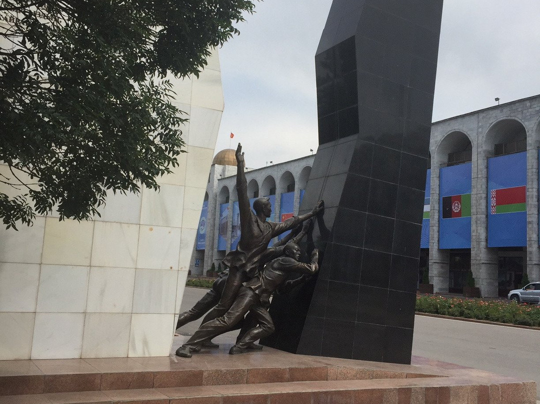 Monument to Those Who Died For Freedom-比斯凯克必去景点