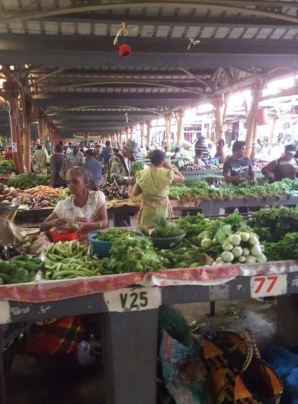Quarter Bornes Textile Market-卡特勒博尔纳必去景点