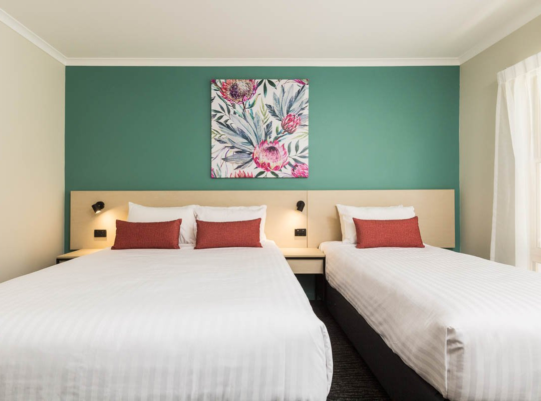 Nightcap at Balaclava Hotel主图