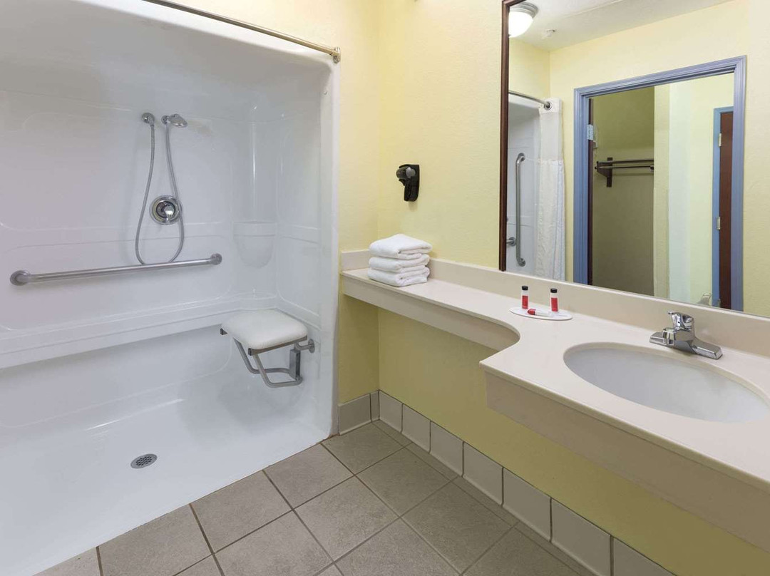 戴斯套房酒店主图