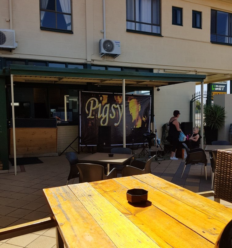 Riverside Hotel主图