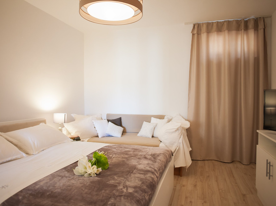 Hana Home - Apartments Tisno