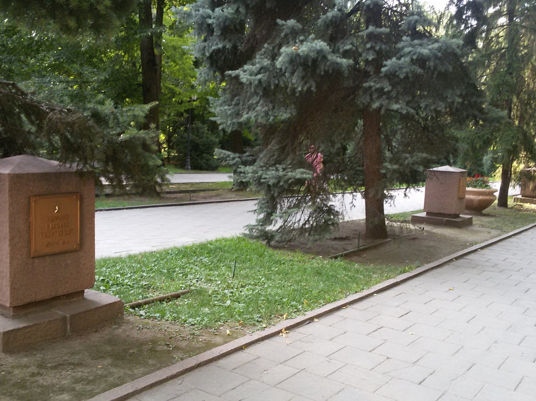 Monument Bust to Ivan Panfilov-阿拉木图必去景点