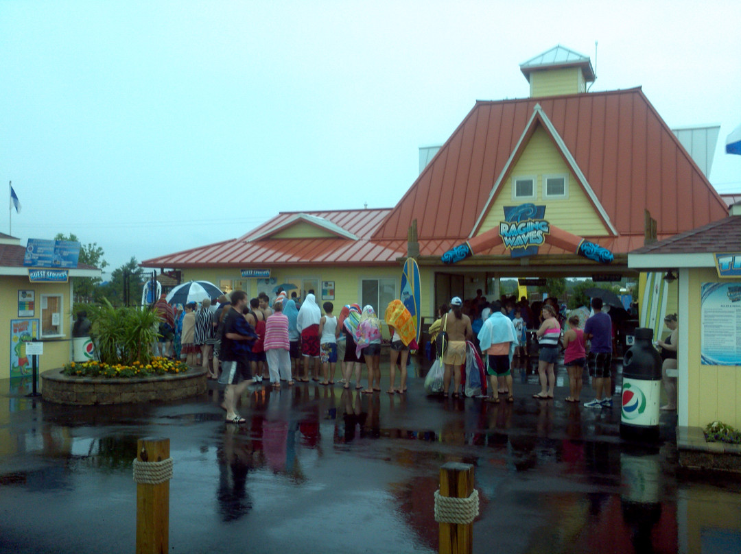 Raging Waves Waterpark-Yorkville必去景点