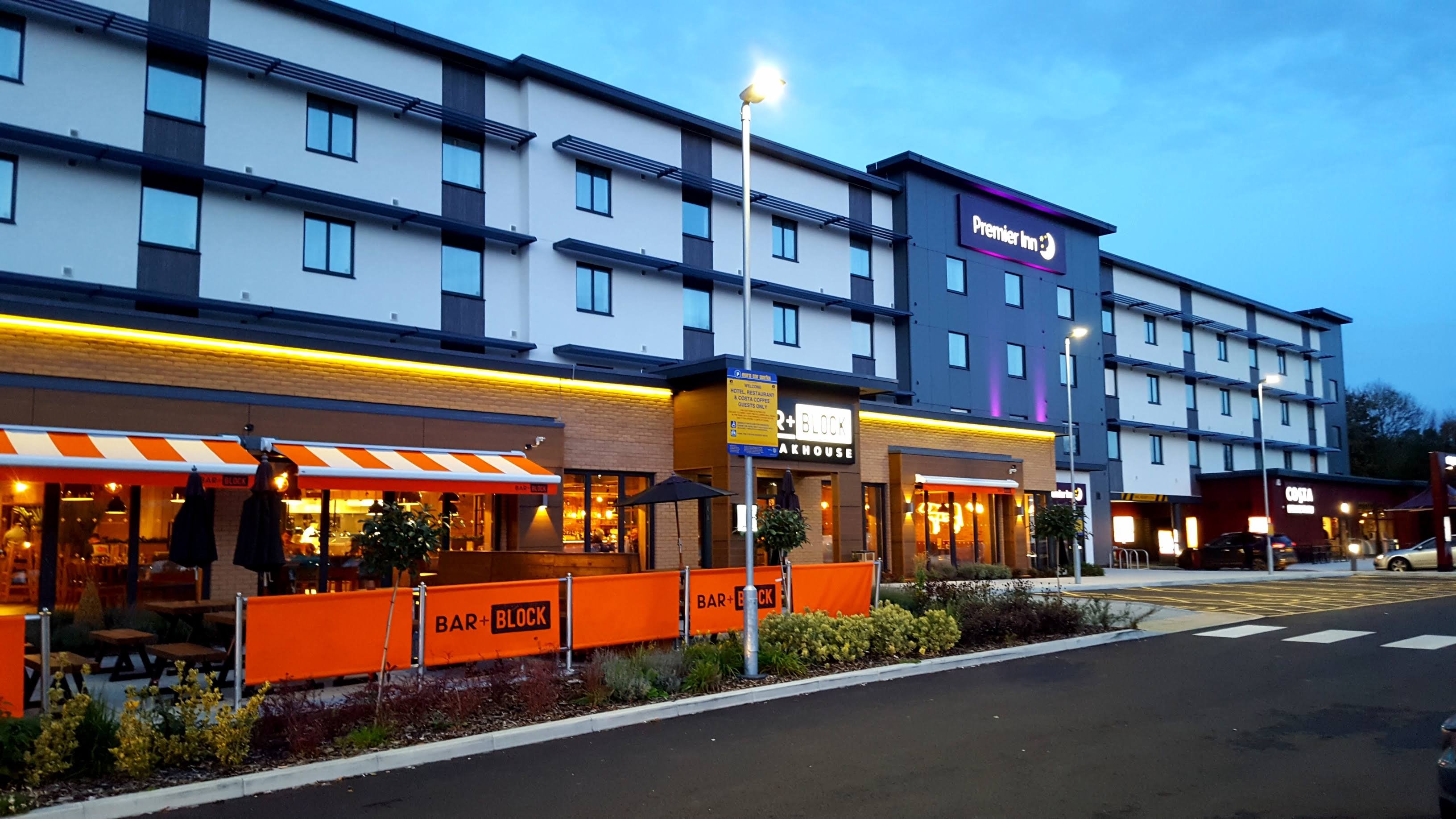 Premier Inn Winnersh-浴室