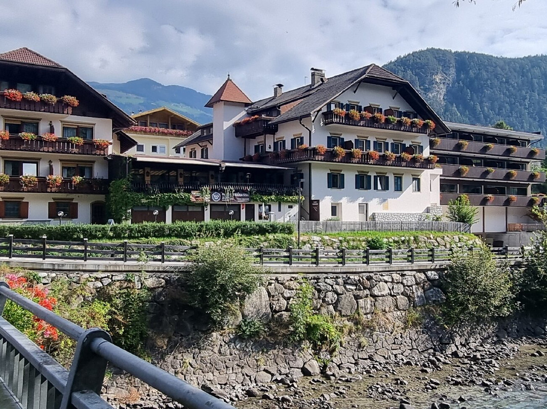 River Hotel Post主图