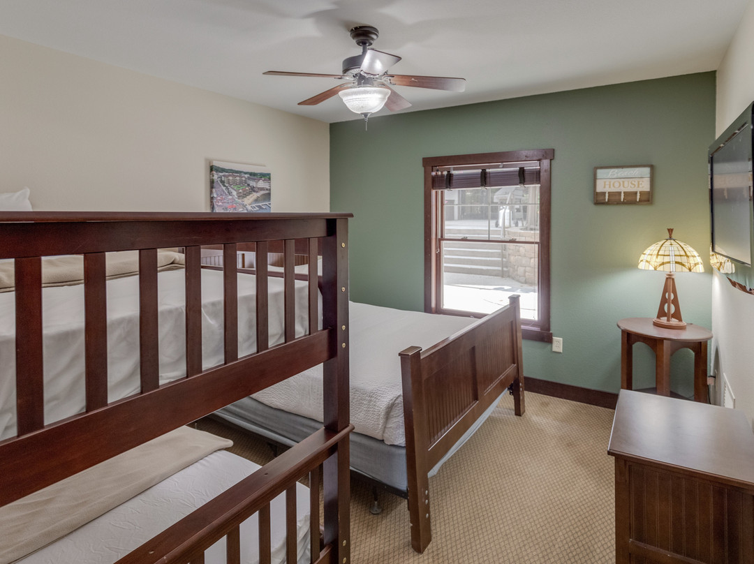 湖畔追逐渡假酒店主图