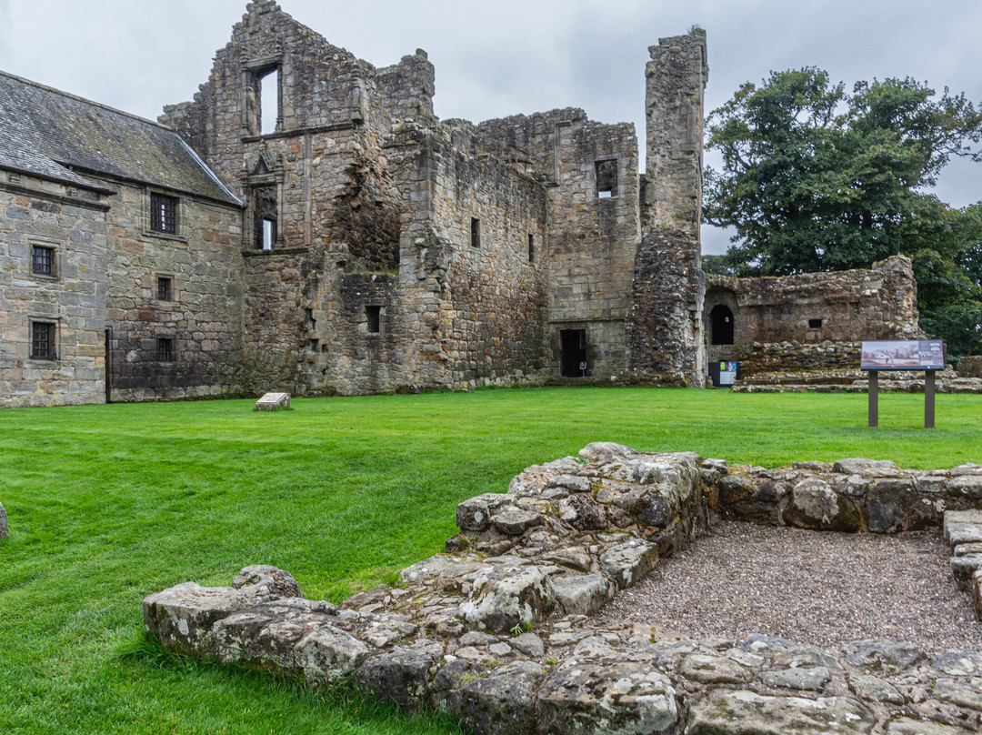 Aberdour Castle and Gardens景点图片