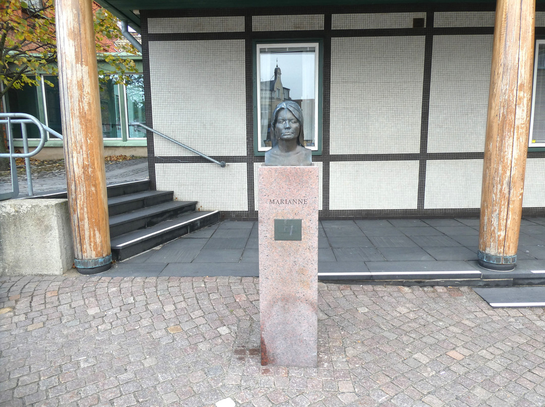 Statyn ''medelmedborgaren Marianne''