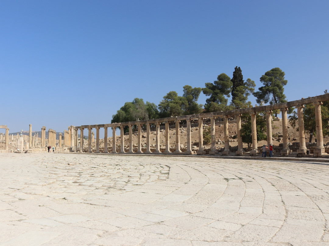 Oval Plaza-杰拉什必去景点