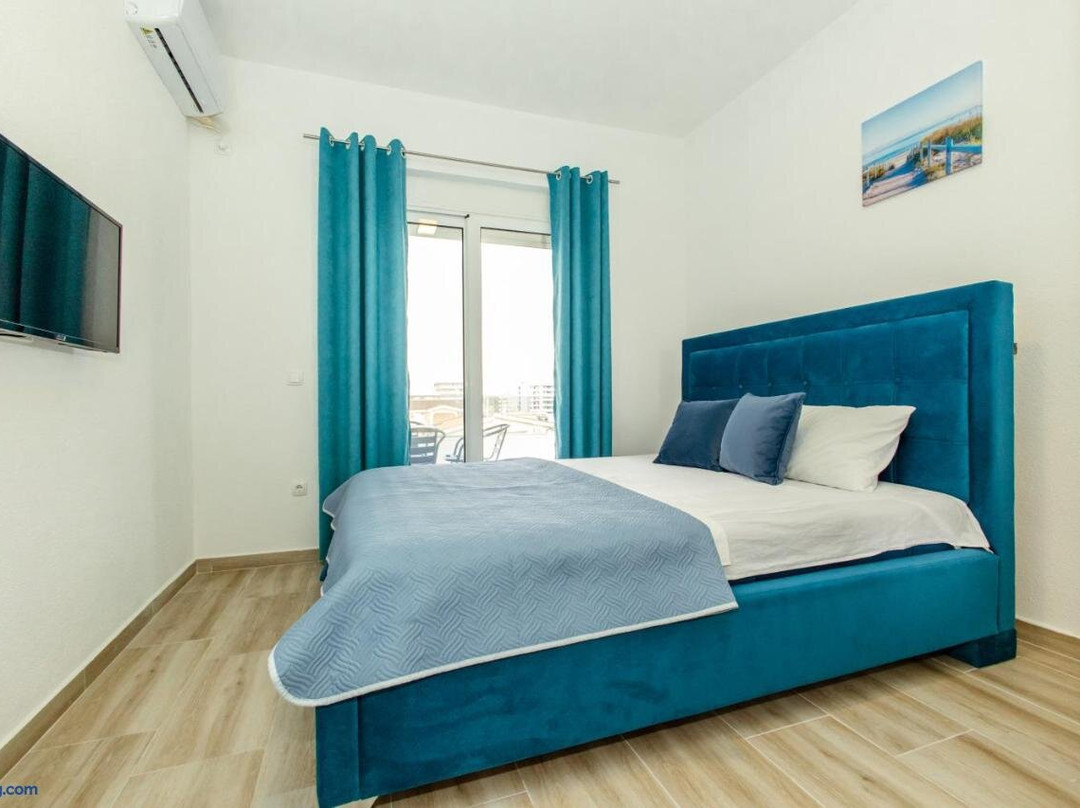 Aron Apartments