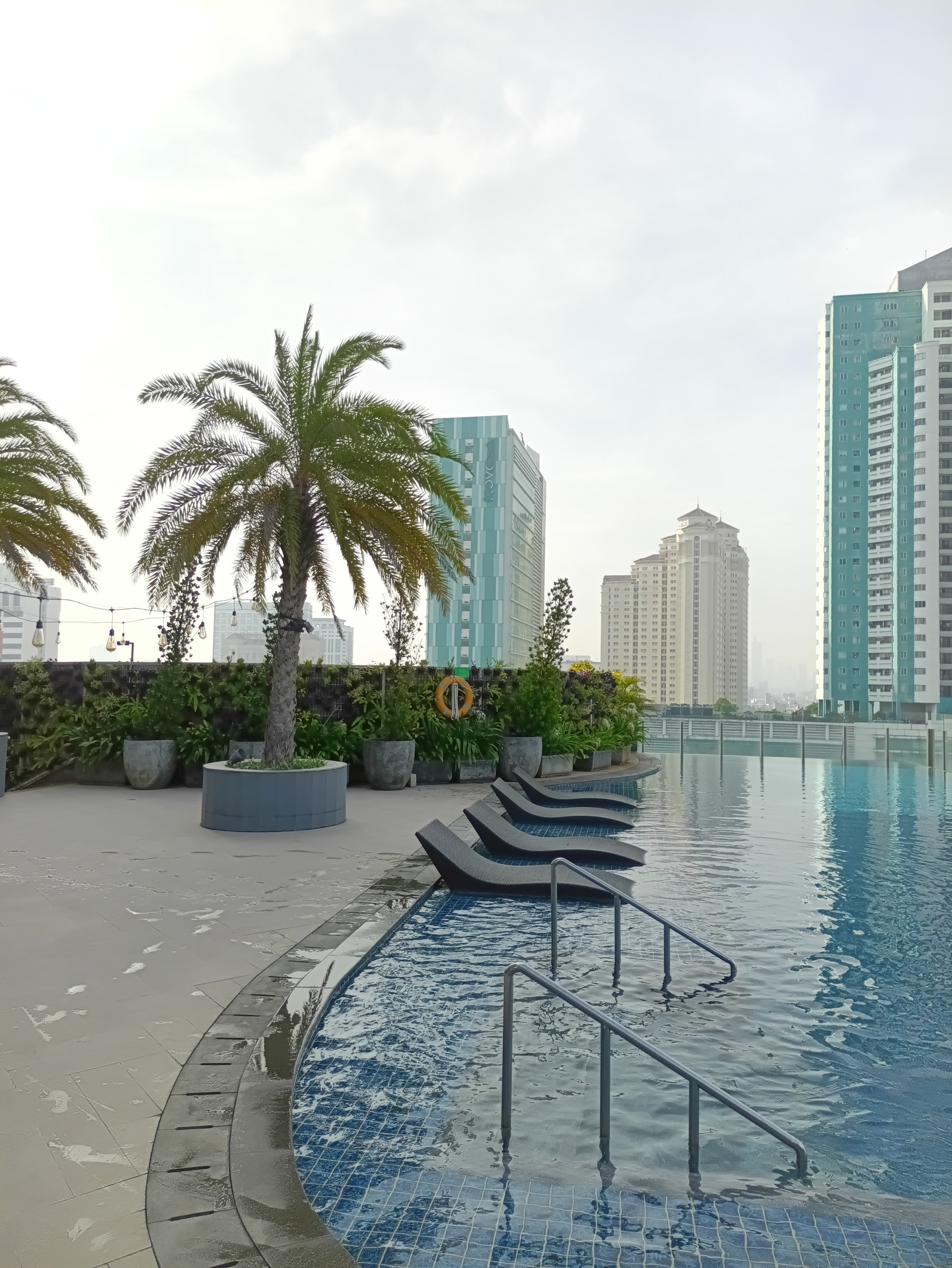 Holiday Inn & Suites Jakarta Gajah Mada By IHG-泳池