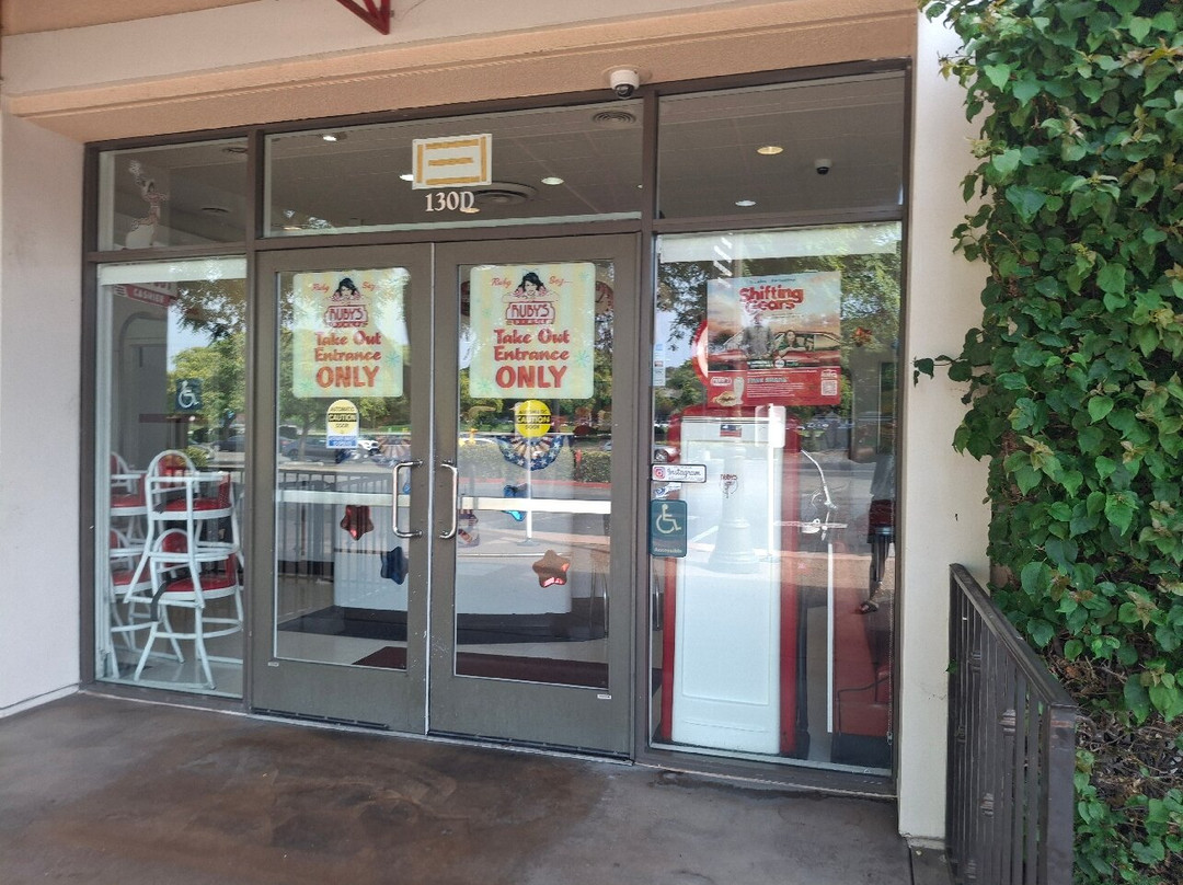 卡尔斯巴德奥特莱斯时尚名品折扣村-卡尔斯巴德必去景点