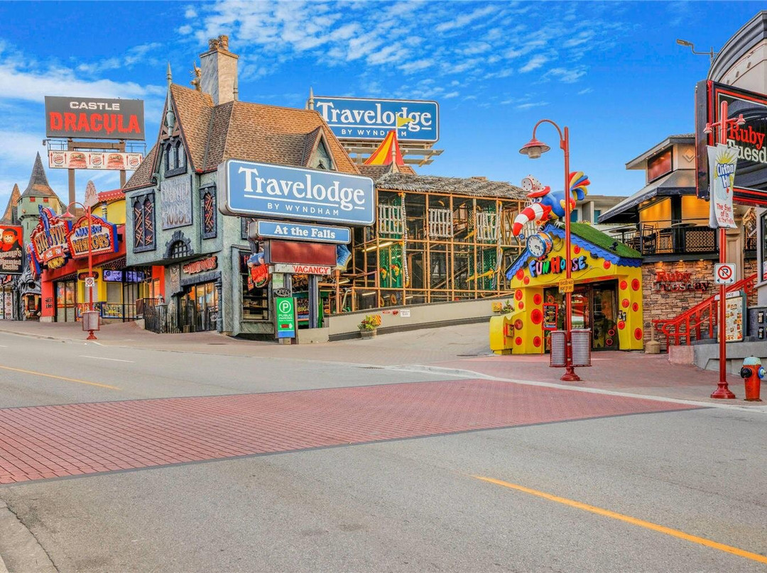 Travelodge by Wyndham Niagara Falls At the Falls