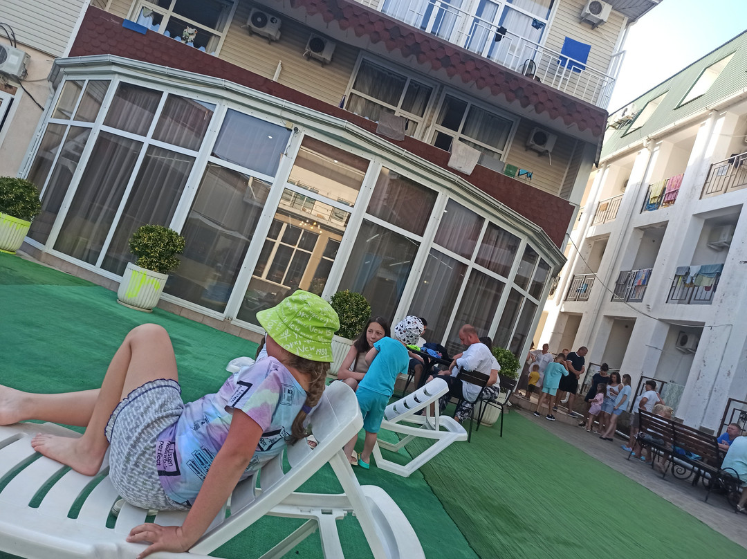 Salut Hotel