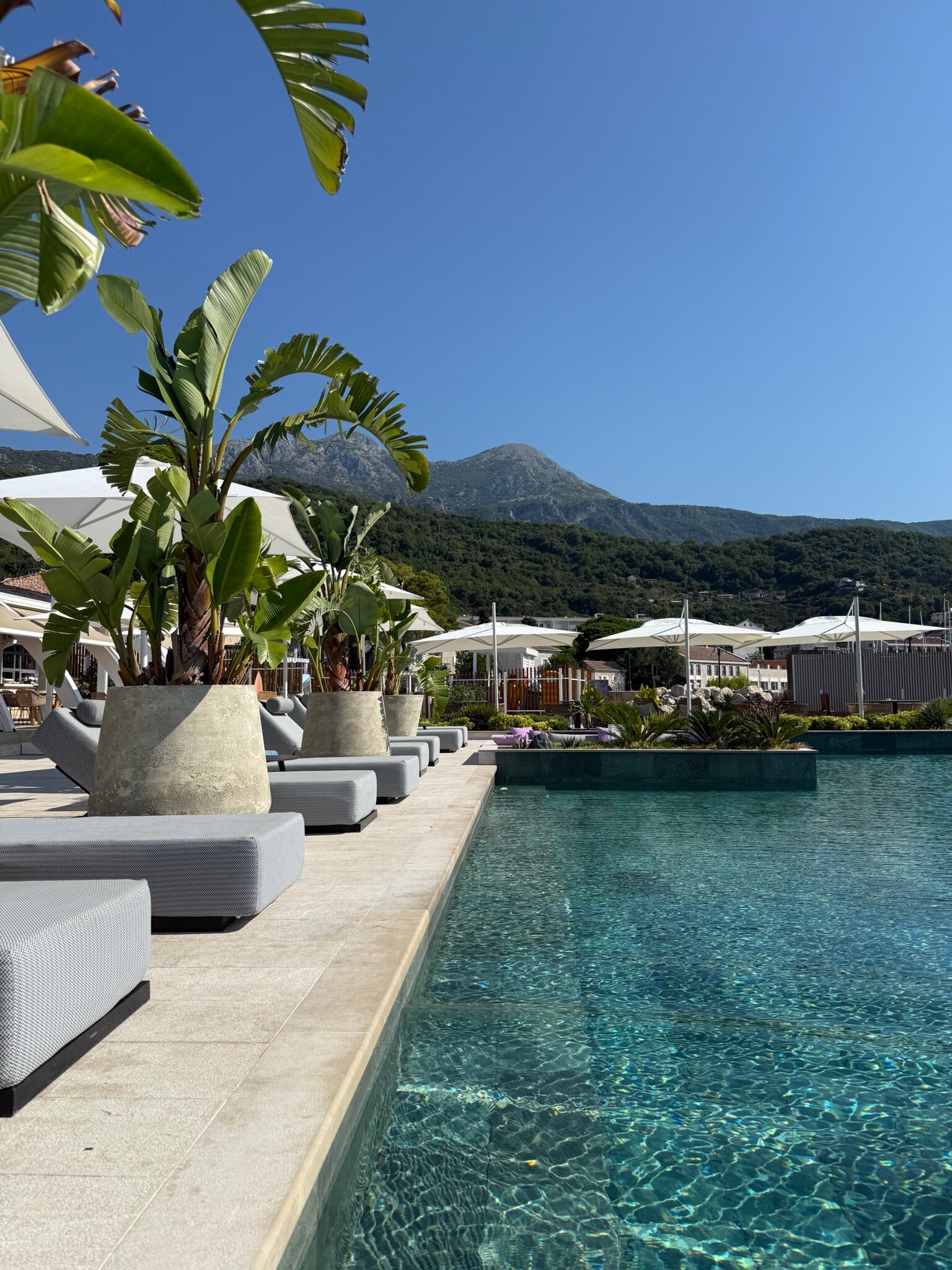 Lazure Hotel & Marina-官方