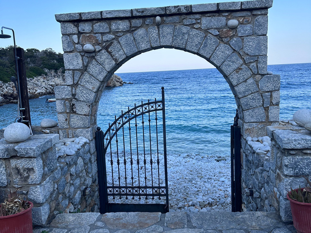 Lalloudes Seaside Accommodation主图