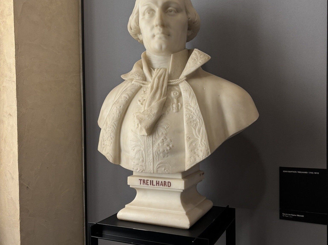 Musée Labenche-布里夫拉盖亚尔德必去景点