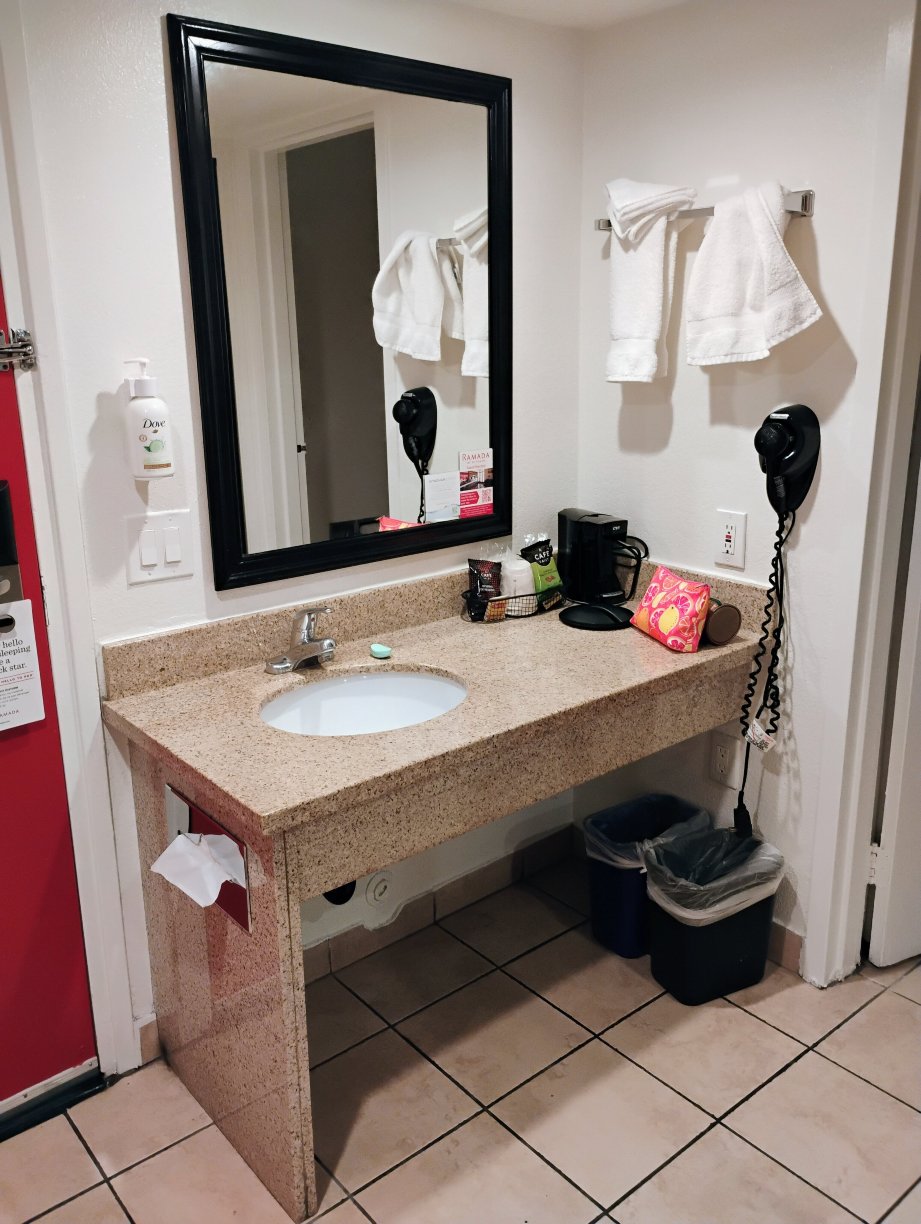 托伦斯华美达酒店-浴室