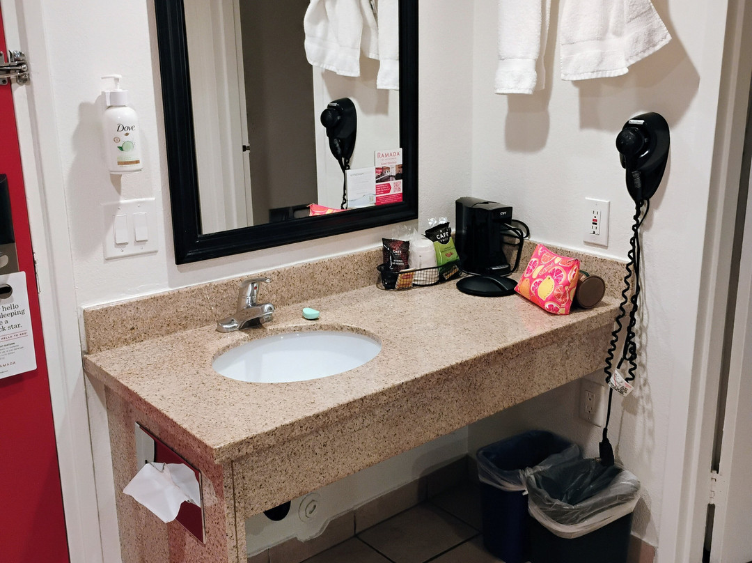 Ramada by Wyndham Torrance主图