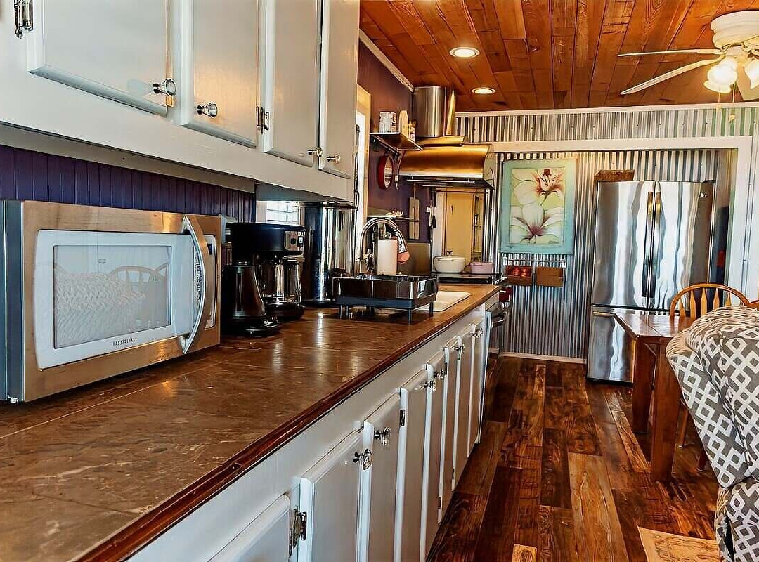 Blue Dolphin Inn and Cottages主图