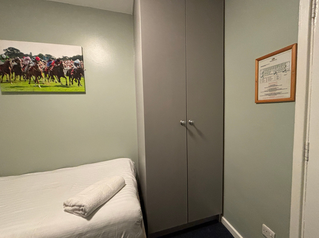 Stableside at York Racecourse主图