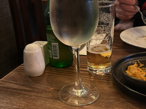 猫和狮子乡村酒吧和酒店主图