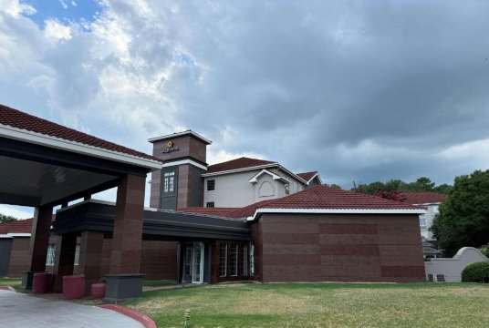 伯明翰霍姆伍德拉昆塔温德姆套房酒店-浴室