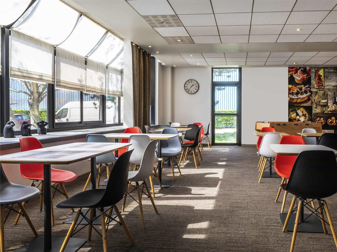 宜必思克雷泰伊酒店主图