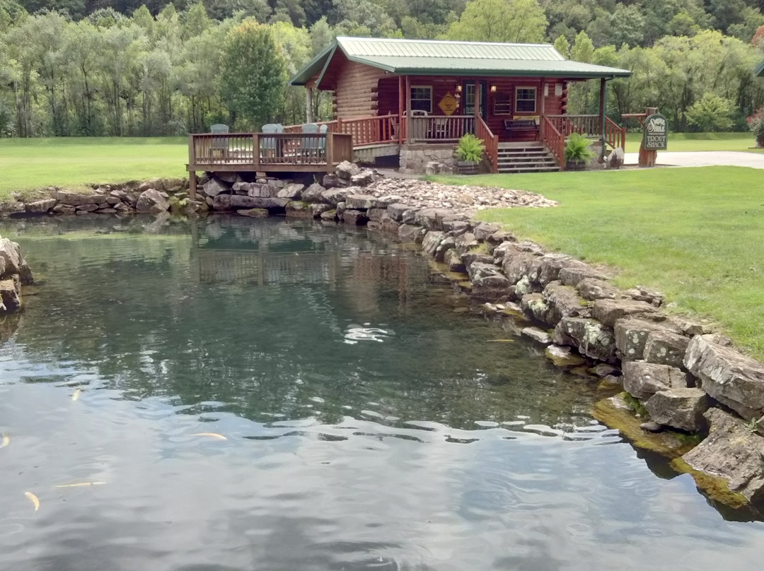 Smoke Hole Caverns & Log Cabin Resort主图