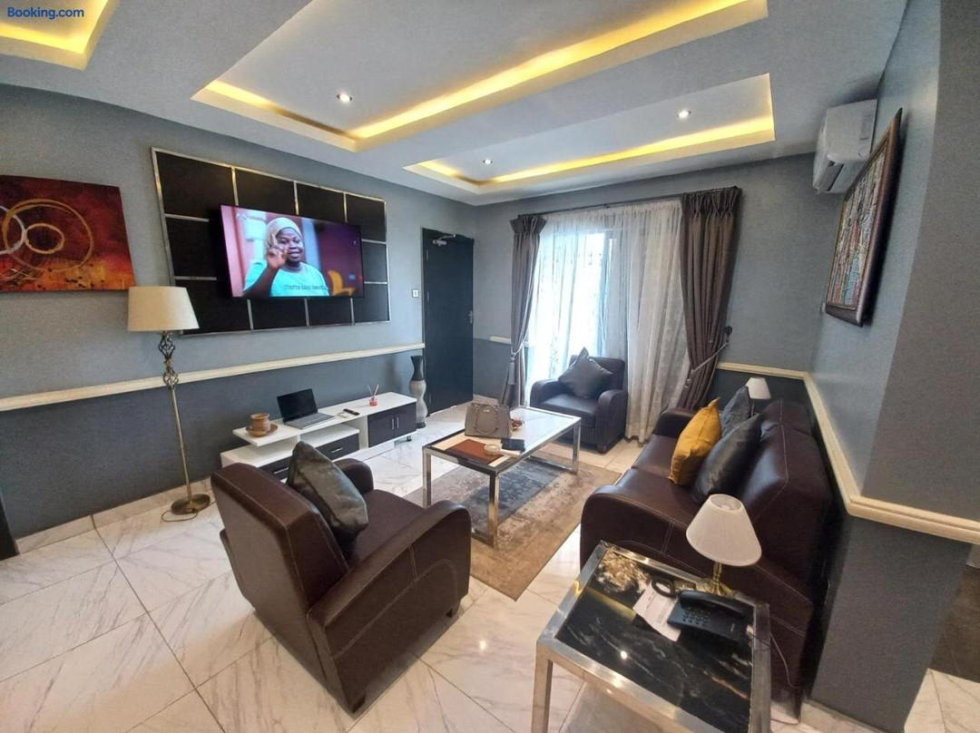 Deja Vu Hotel and Suites