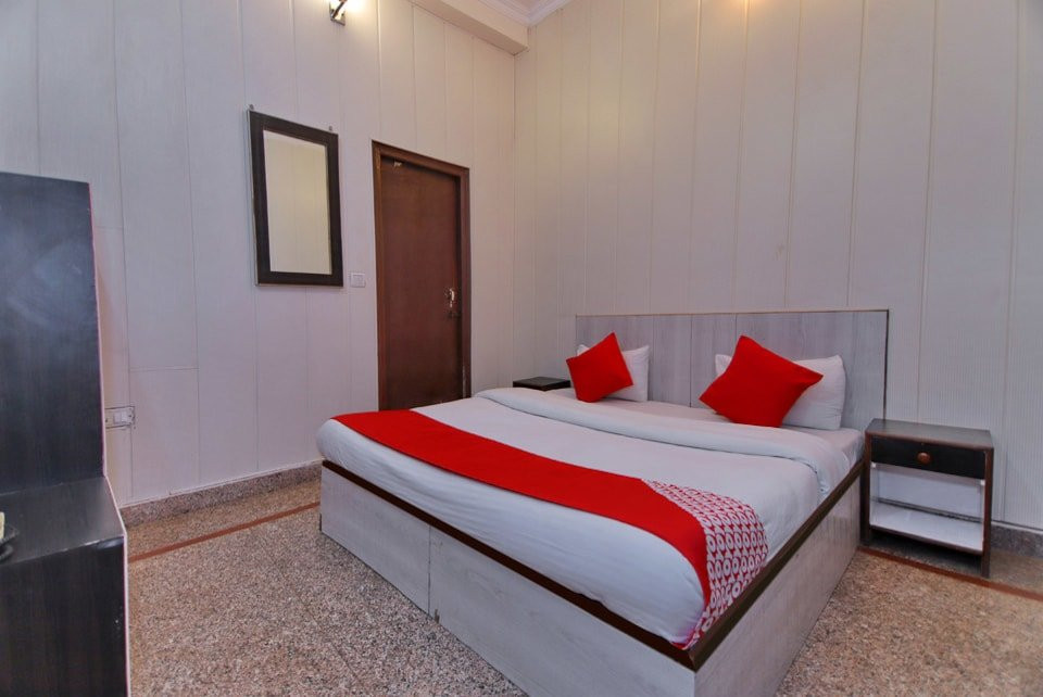 OYO 8988 Radha Krishna Guest House