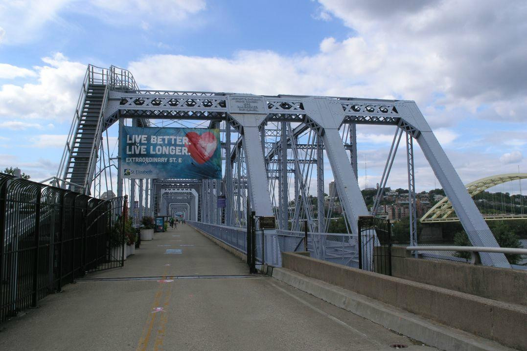 Newport旅游景点-Purple People Bridge