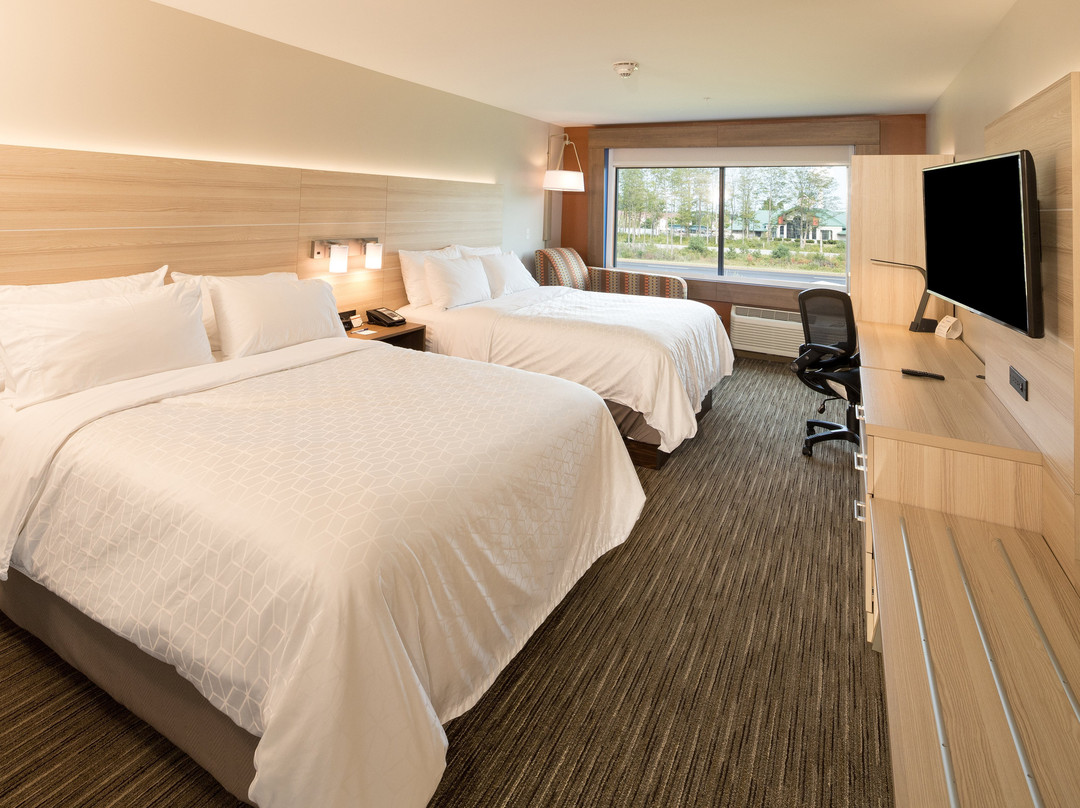 贝城快捷假日&套房酒店主图