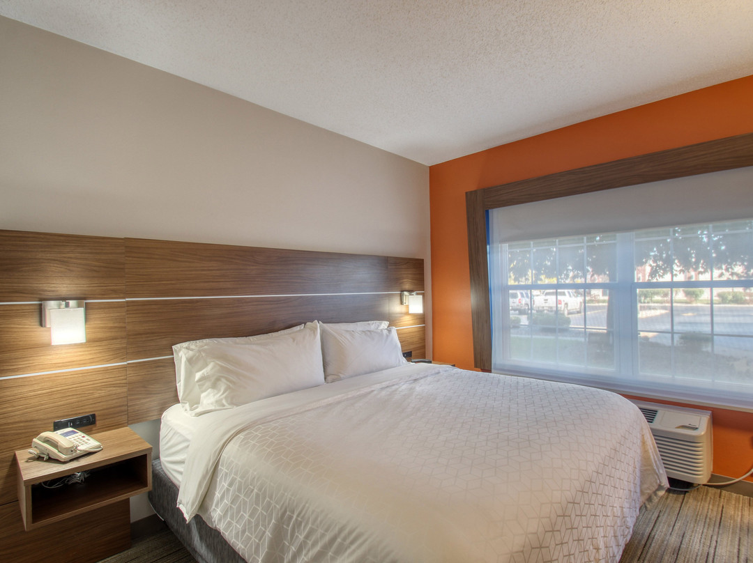 Holiday Inn Express & Suites Oshkosh-sr 41 By IHG主图