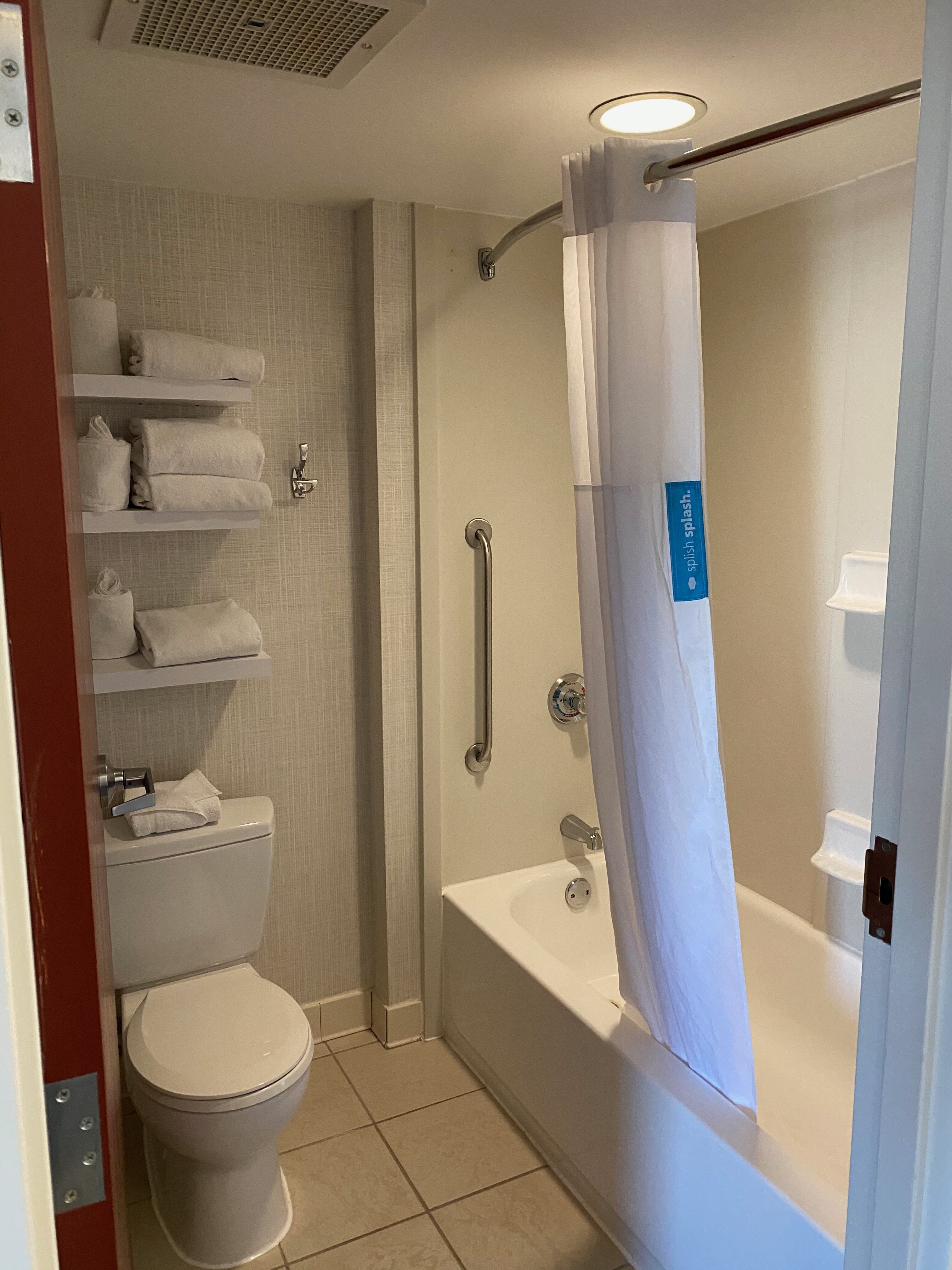 Hampton Inn & Suites Newport/Middletown-浴室