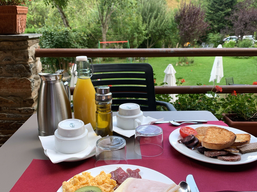 蓝色湖泊酒店主图