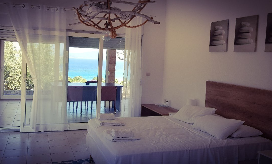 Bungalow White Tennis Apartments & Suites主图