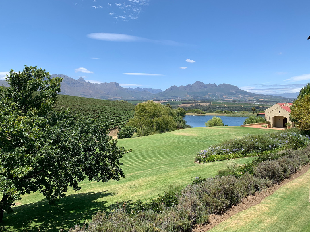 艾萨拉红酒酒店主图