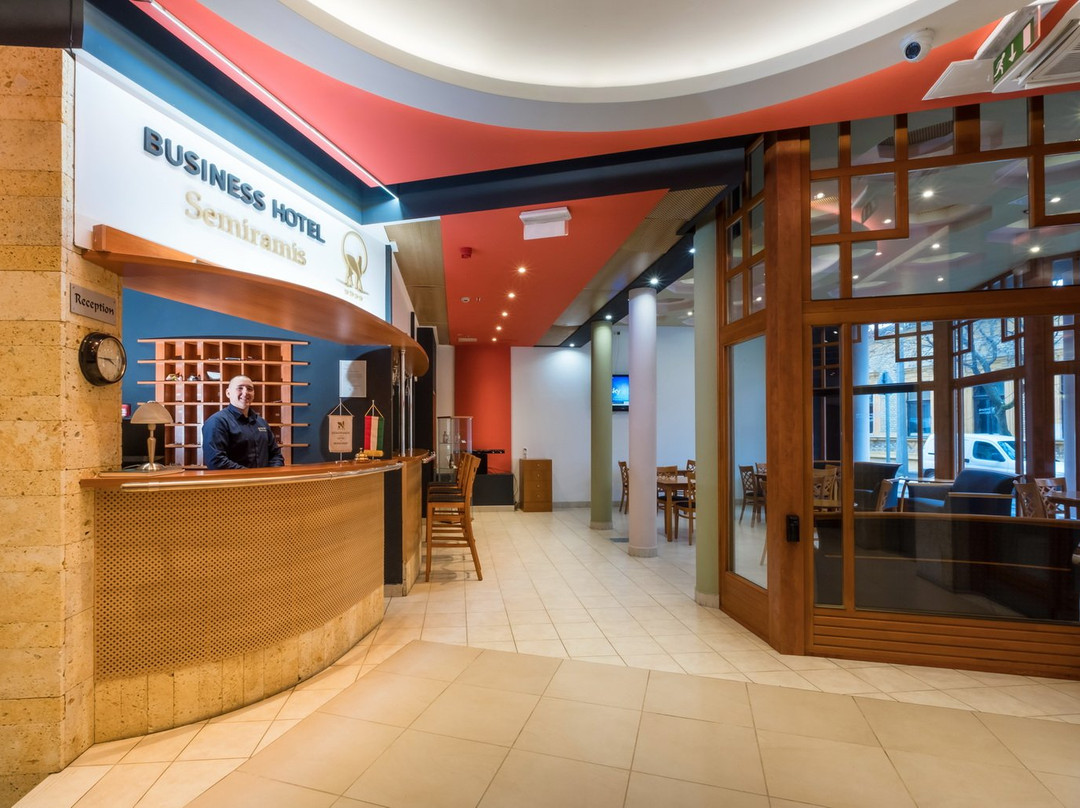塞米勒米斯酒店主图