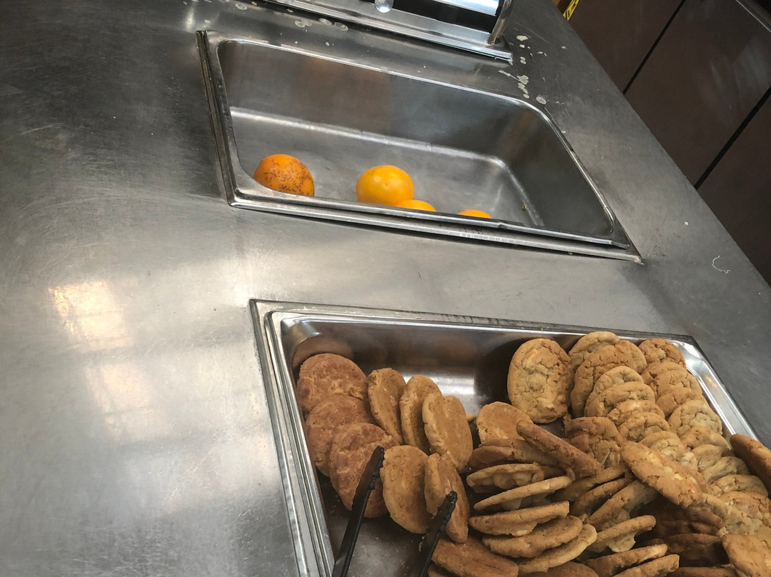 Ramada by Wyndham Topeka Downtown Hotel & Convention Center主图