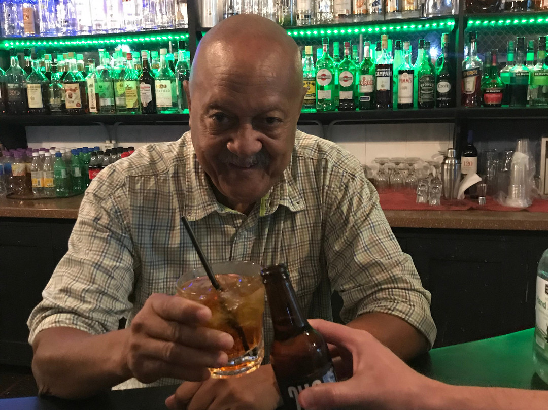 Hal's Car Park Bar-圣罗伦斯峡必去景点