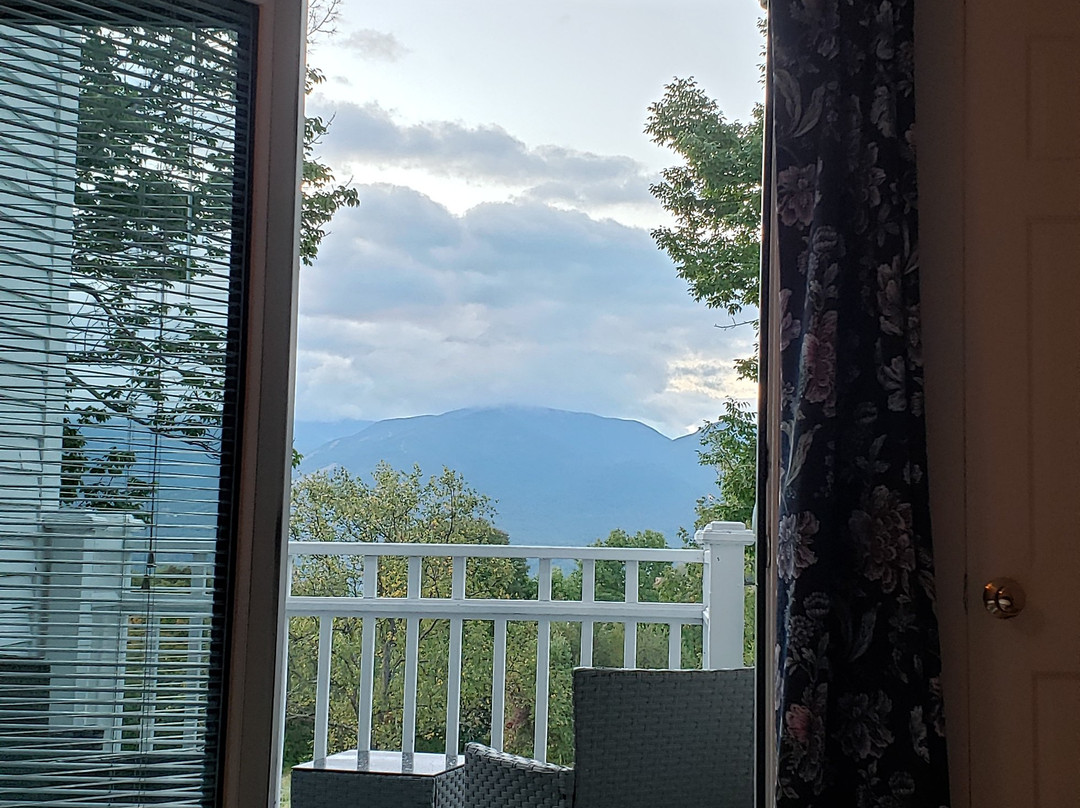 The Sunset Hill House主图