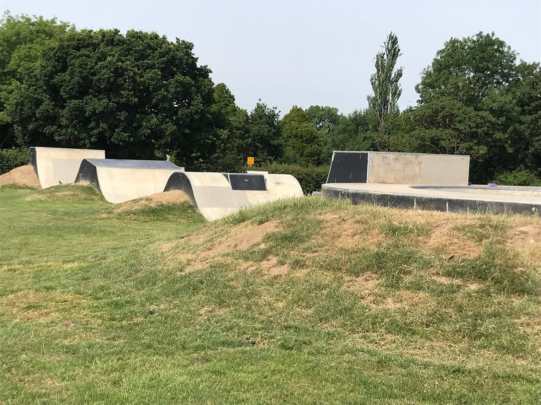 Field End Recreation Ground Skatepark景点图片