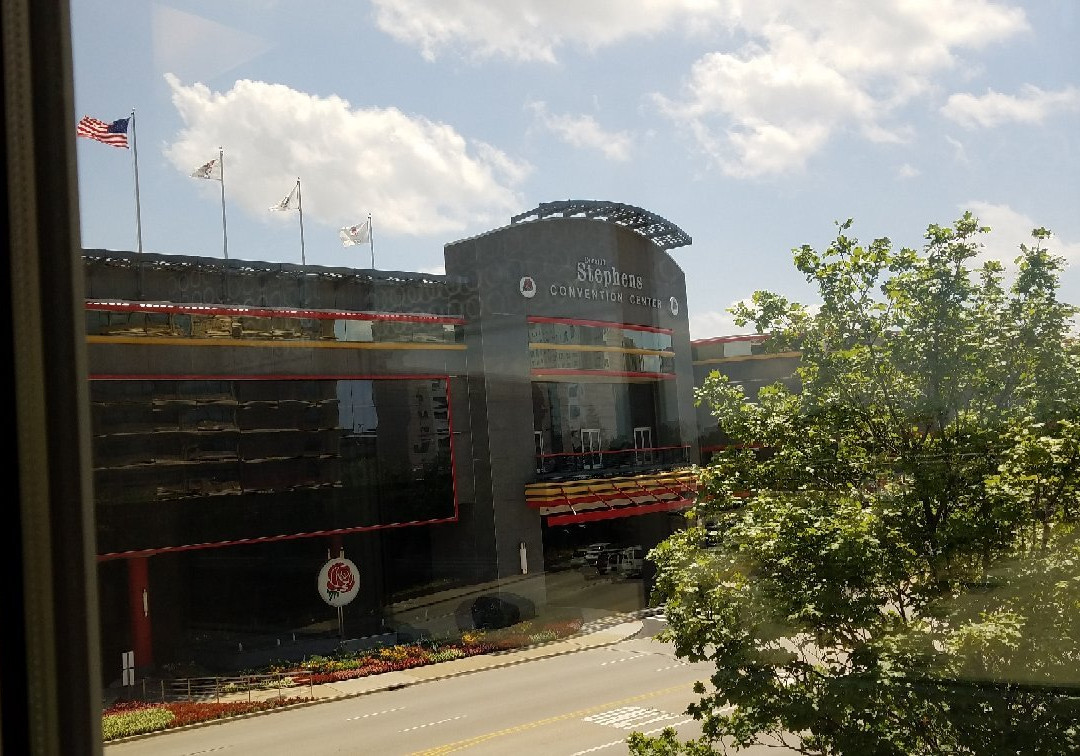 Donald E. Stephens Convention Center-罗斯蒙特必去景点