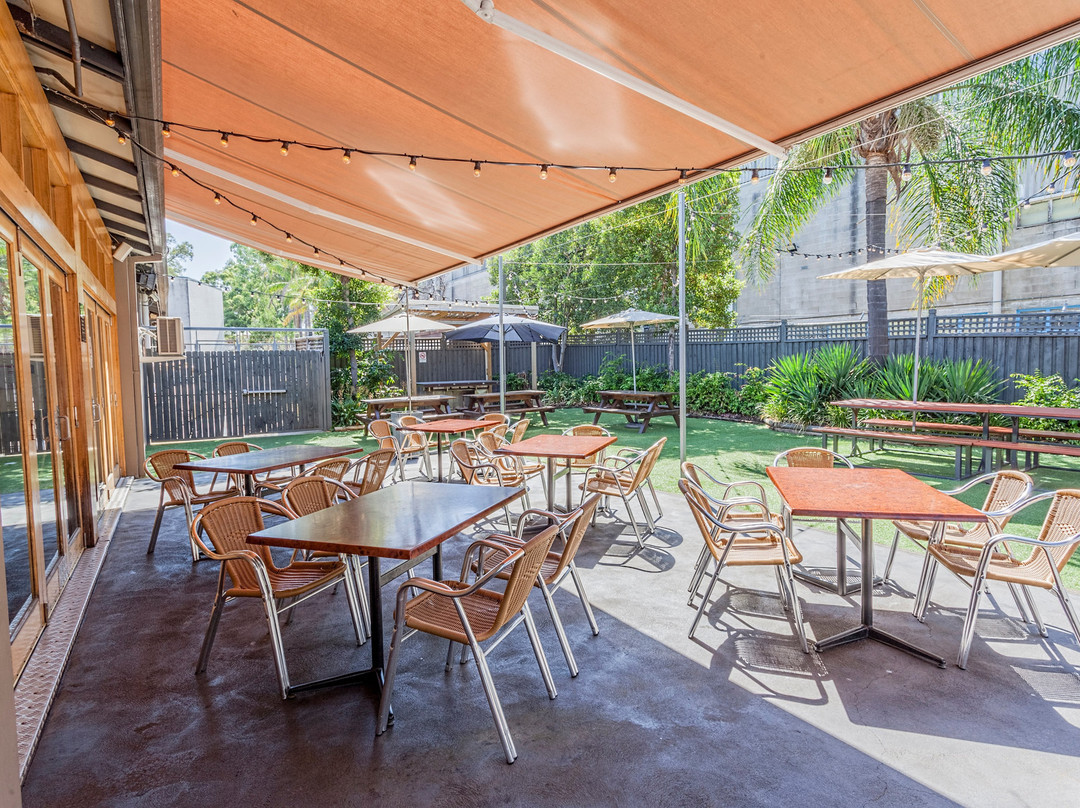 Nightcap at High Flyer Hotel主图