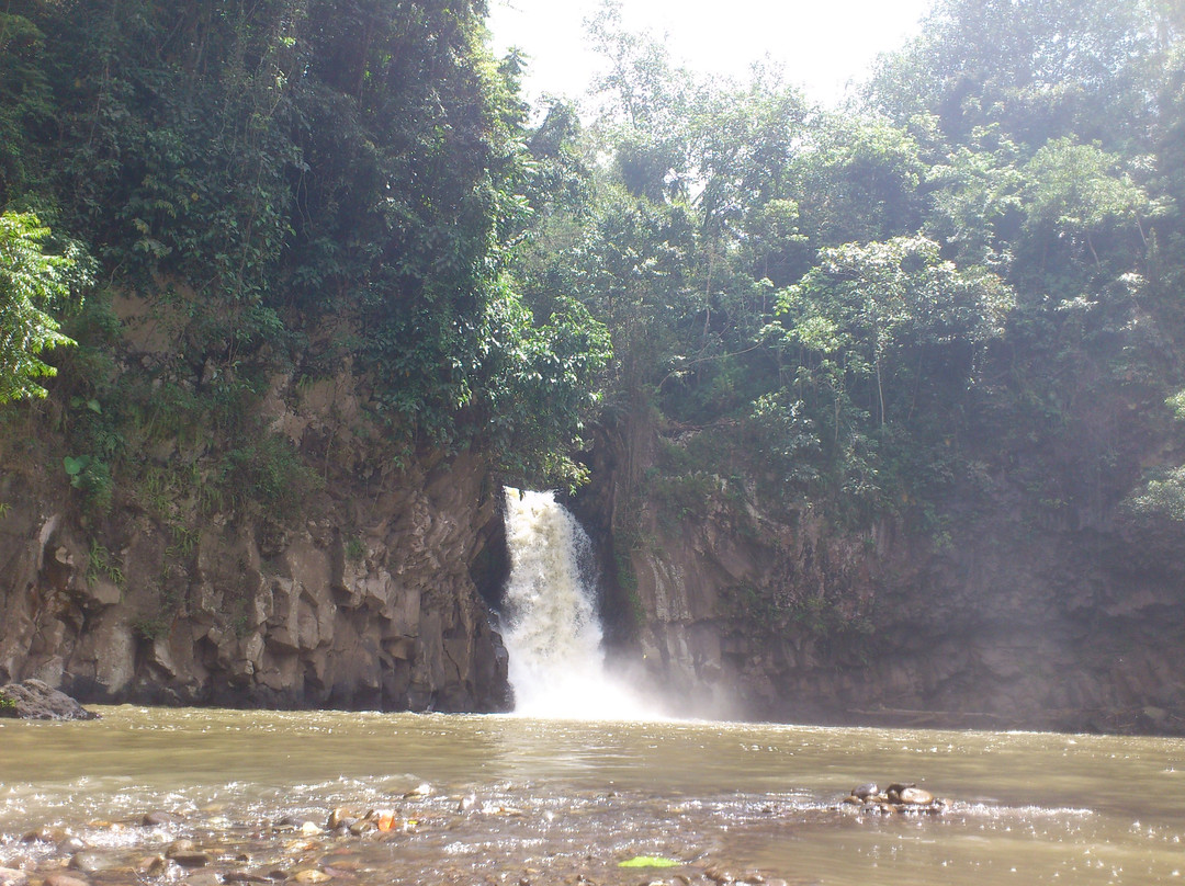 Lawang Agung Waterfall景点图片