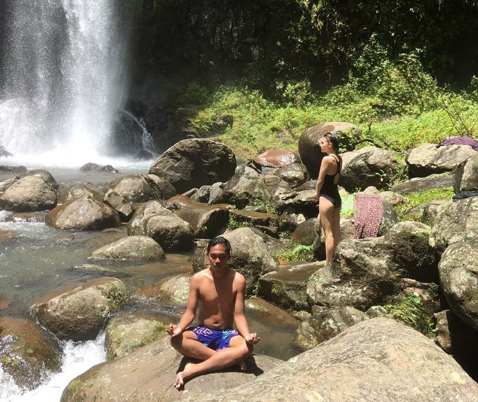Sarambu Assing Waterfall景点图片
