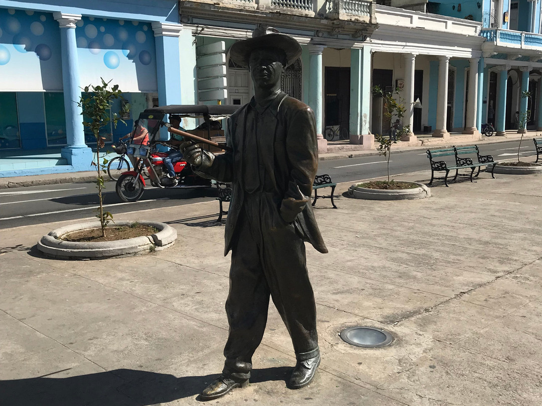 Estatua de Benny More景点图片