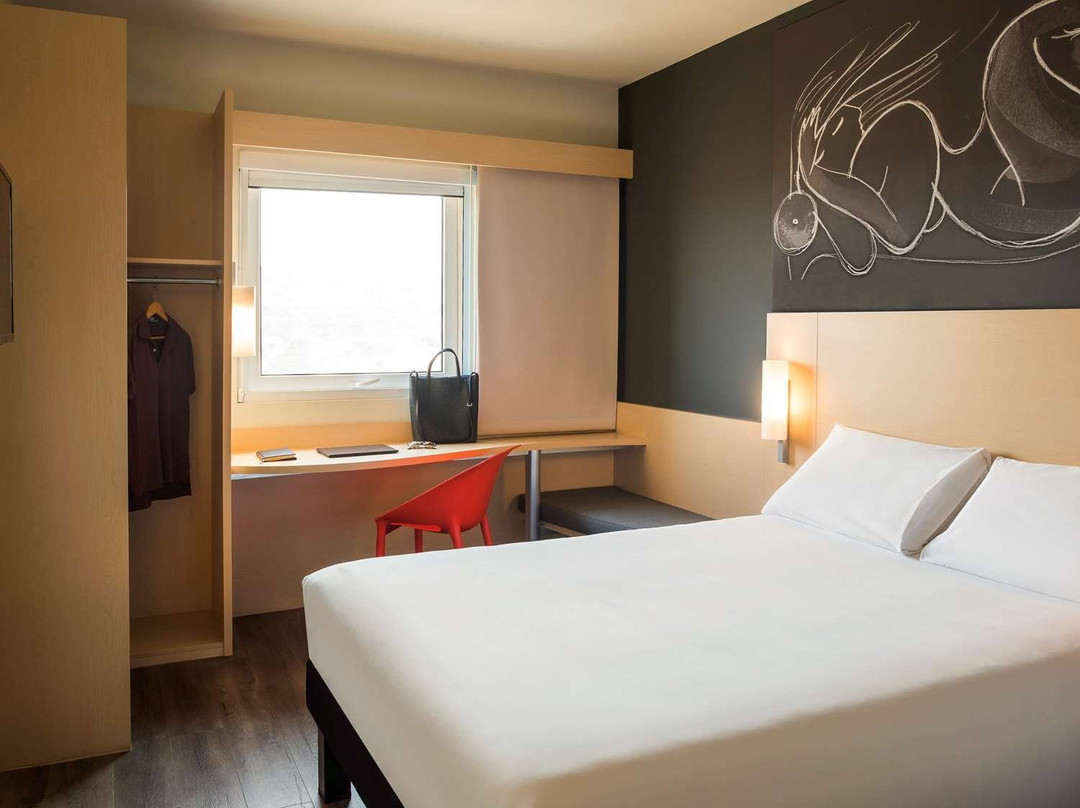 宜必思伊拉布阿多酒店主图